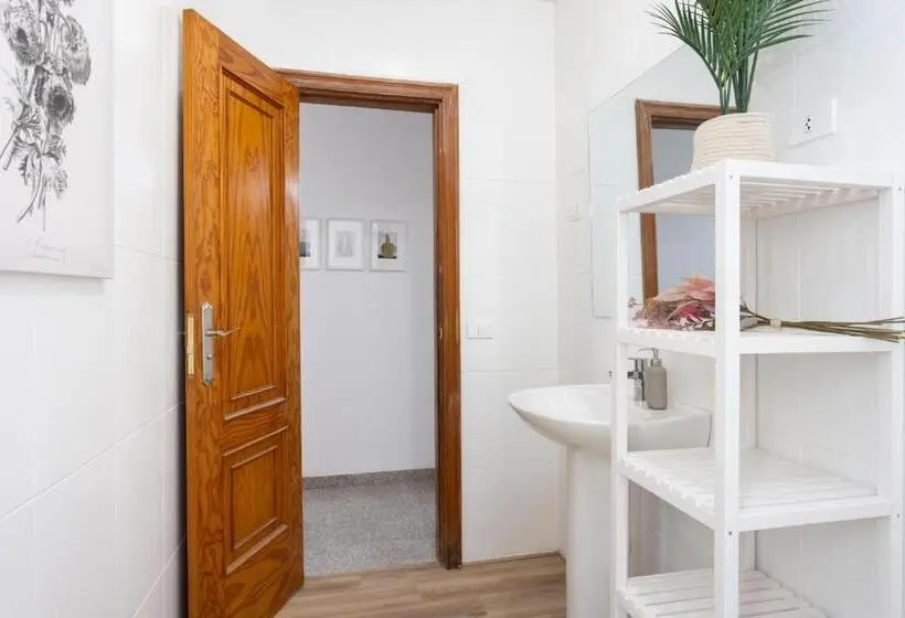 اتاق لوکس چهار تخته, Eden Rentals 106 Surfy Stylish Bed&coffee Room