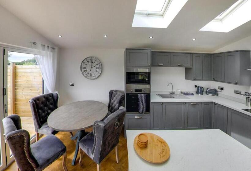 בית, 4 חדרי שינה, Noahs Retreat