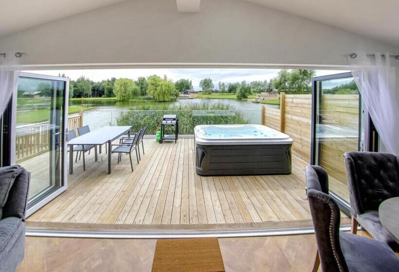 בית, 4 חדרי שינה, Noahs Retreat