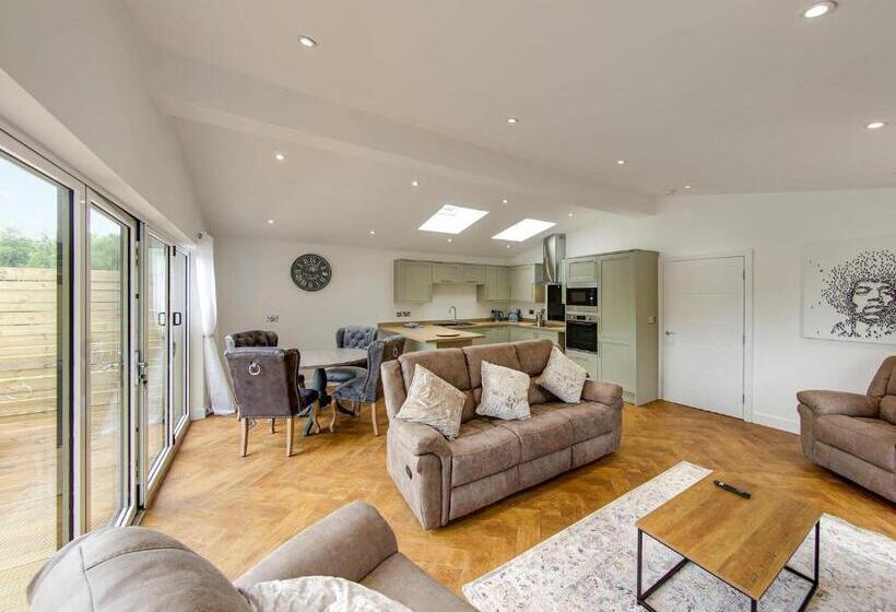 ２ベッドルームハウス, Noahs Retreat