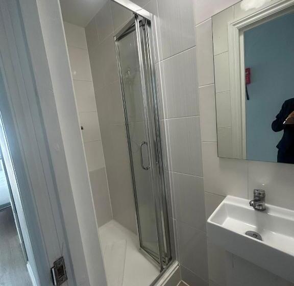 غرفة قياسية فردية, 3 St John S Close