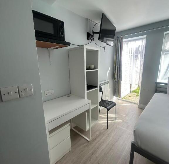 غرفة قياسية فردية, 3 St John S Close