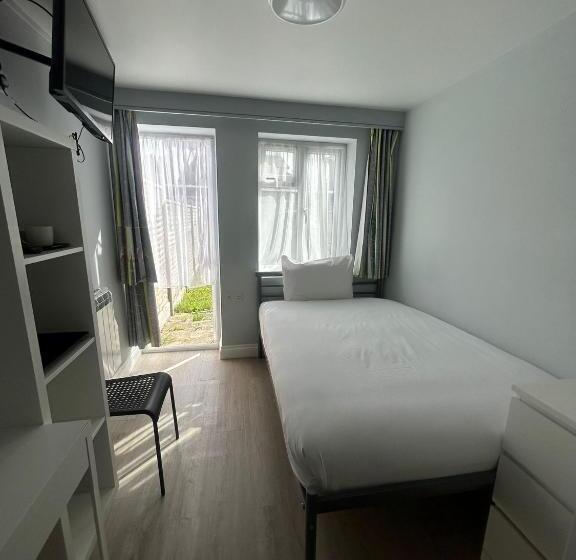 غرفة قياسية فردية, 3 St John S Close