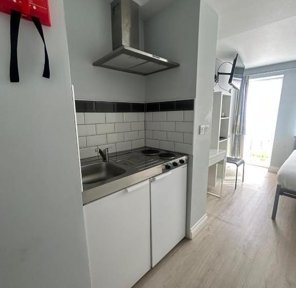 غرفة قياسية فردية, 3 St John S Close