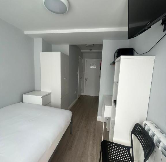 غرفة قياسية فردية, 3 St John S Close