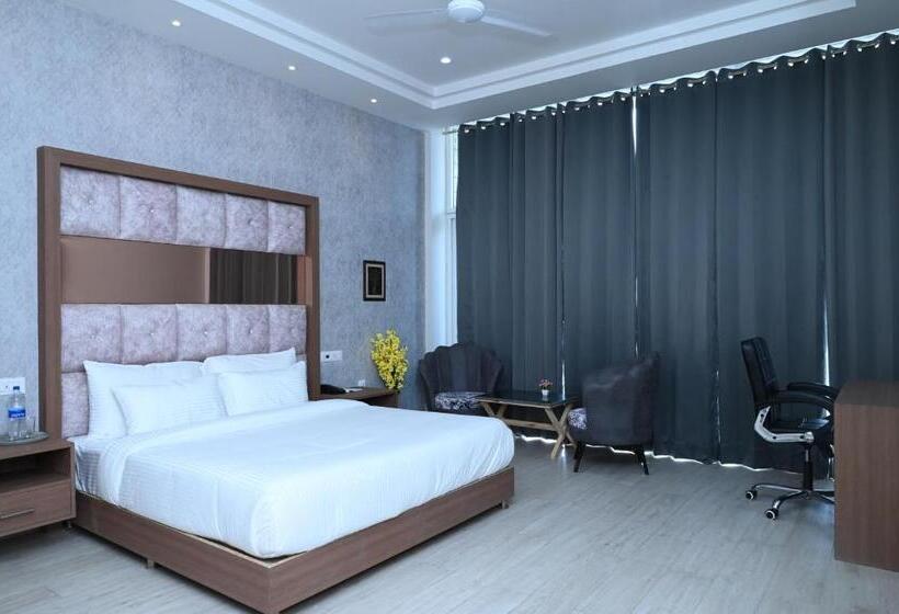 Premium room with river view, Spt Clarks Inn Suite, Mandi