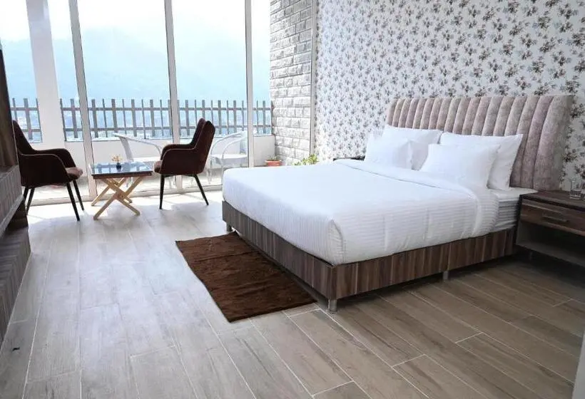 Premium room with river view, Spt Clarks Inn Suite, Mandi