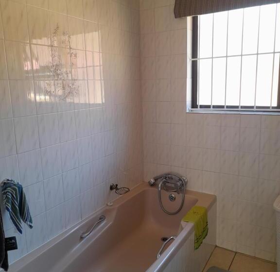 غرفة ديلوكس, Chappel Hide Out