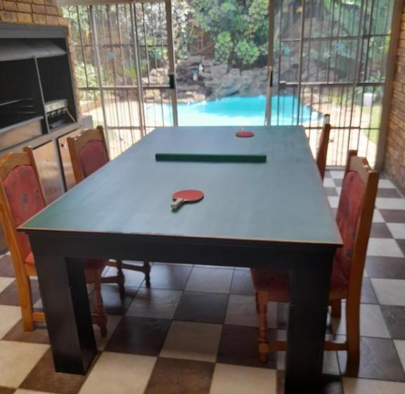 غرفة ديلوكس, Chappel Hide Out