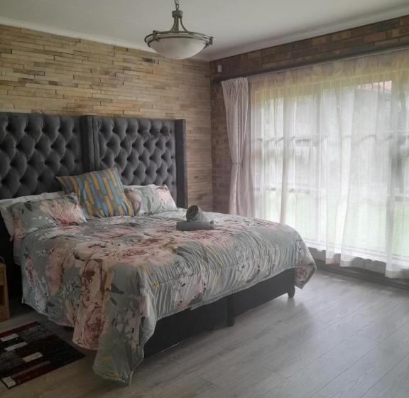 بنجلو ديلوكس, Chappel Hide Out