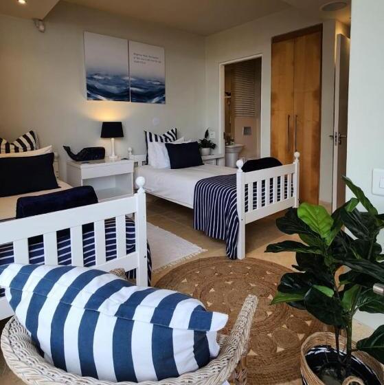 غرفة قياسية رباعية, Room In Bb   Twin Room Partial Sea View