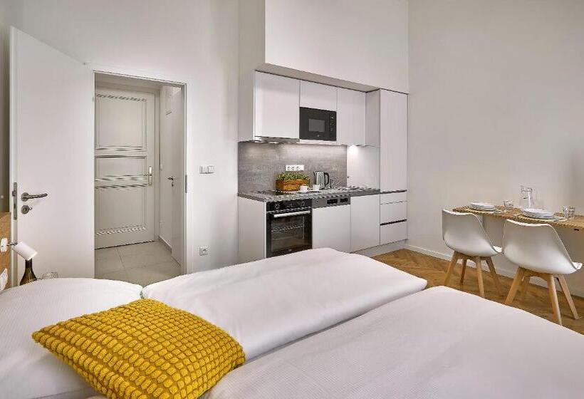 استودیوی سوپریور, Downtown Suites Rubesova