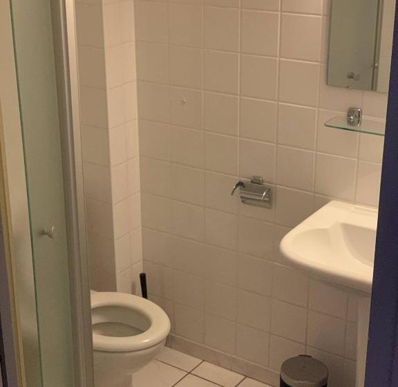 חדר משפחתי, La Taverne Du Boucher