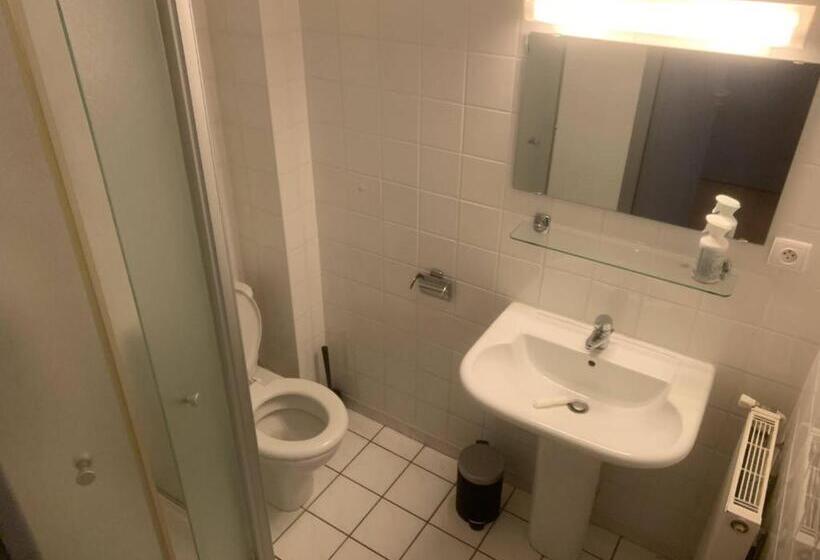 חדר משפחתי, La Taverne Du Boucher