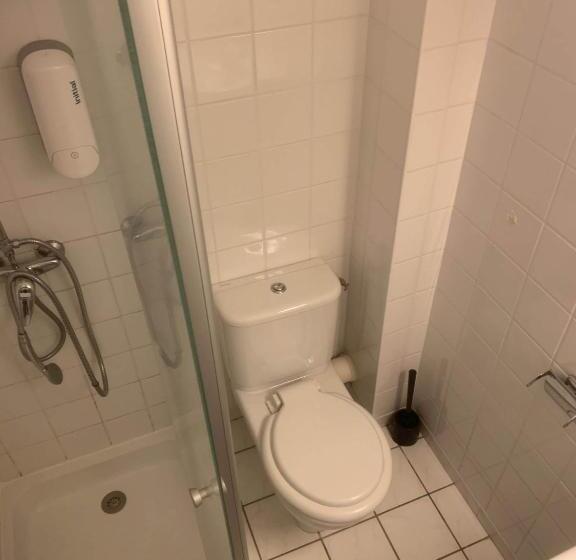 חדר משפחתי, La Taverne Du Boucher