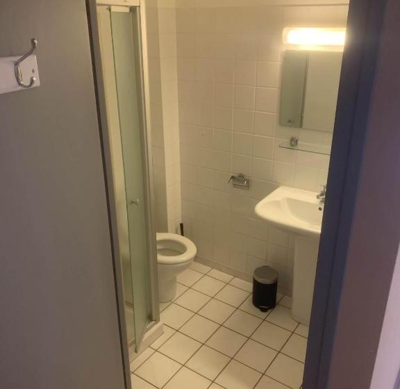 חדר משפחתי, La Taverne Du Boucher