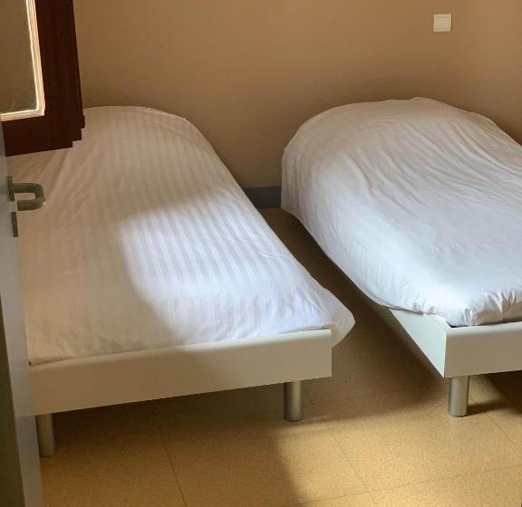 חדר משפחתי, La Taverne Du Boucher