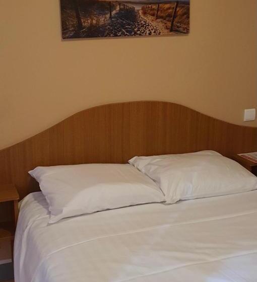 חדר משפחתי, La Taverne Du Boucher