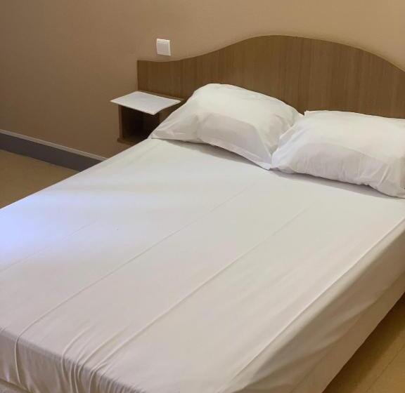 חדר משפחתי, La Taverne Du Boucher