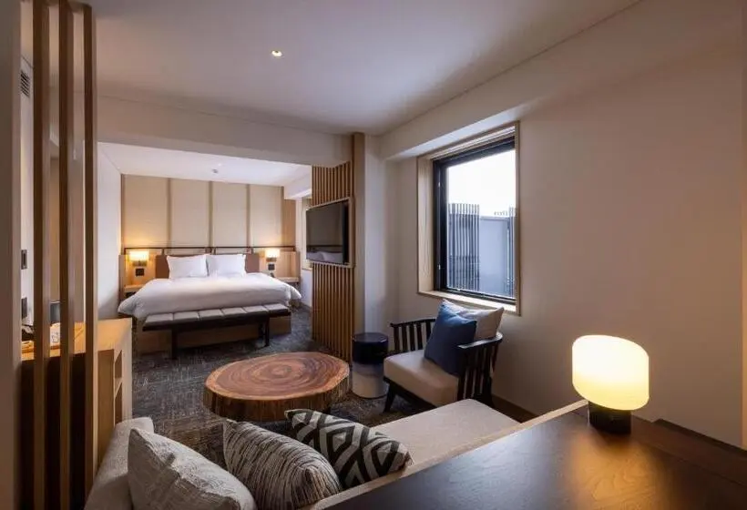 Deluxe Neljän Hengen Huone, Nozo