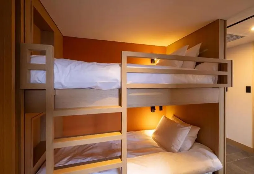 Deluxe Neljän Hengen Huone, Nozo