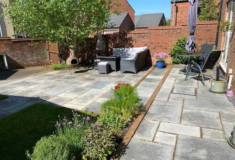 Дом 3 Спальни, Number 2, Spacious Rooms, Near Ironbridge!