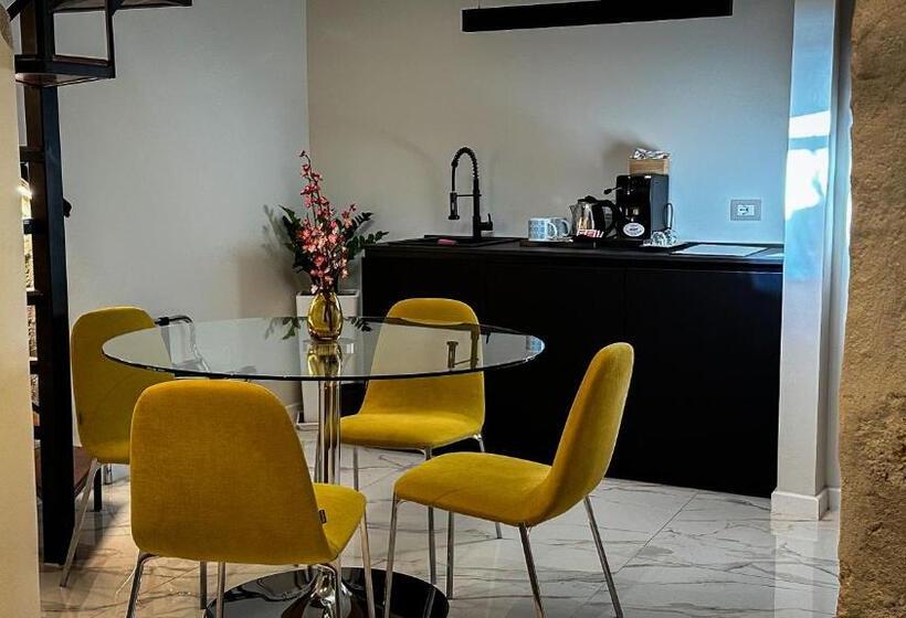 家庭间, Palazzo Maqueda