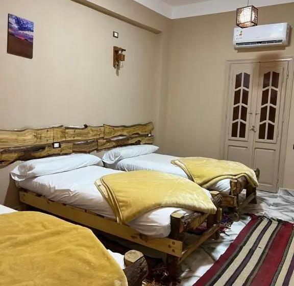 اتاق استاندارد سه تخته با بالکن, People To People Siwa