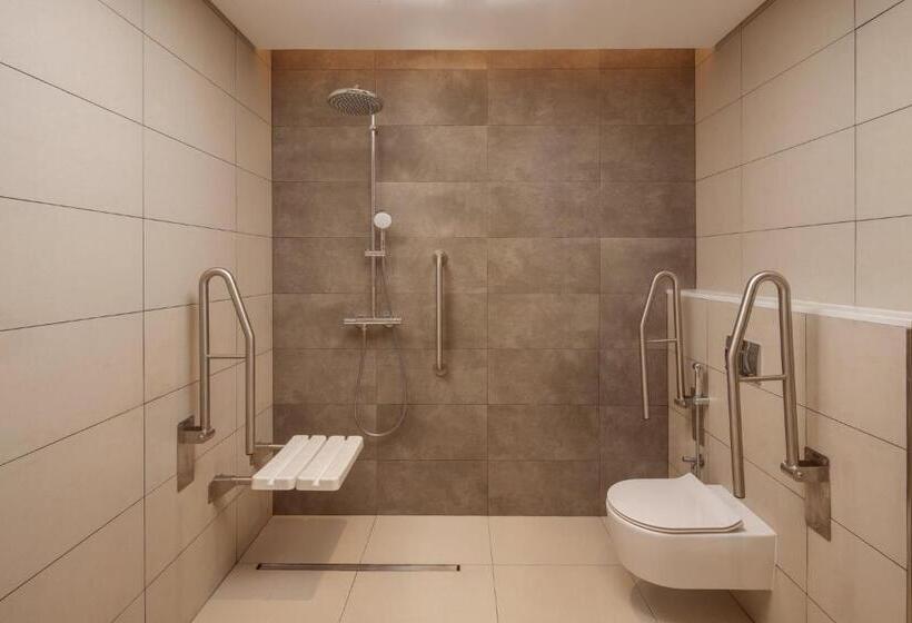 适合残疾人士使用的带超级大床的标准间, Holiday Inn Dubai Business Bay, An Ihg