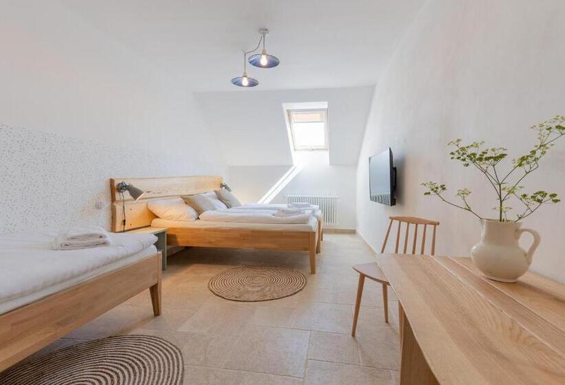 スタンダードトリプルルーム, Lechowitz