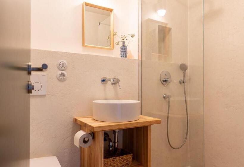 スタンダードトリプルルーム, Lechowitz