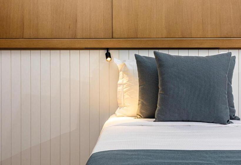 标准三人间, Assaafa