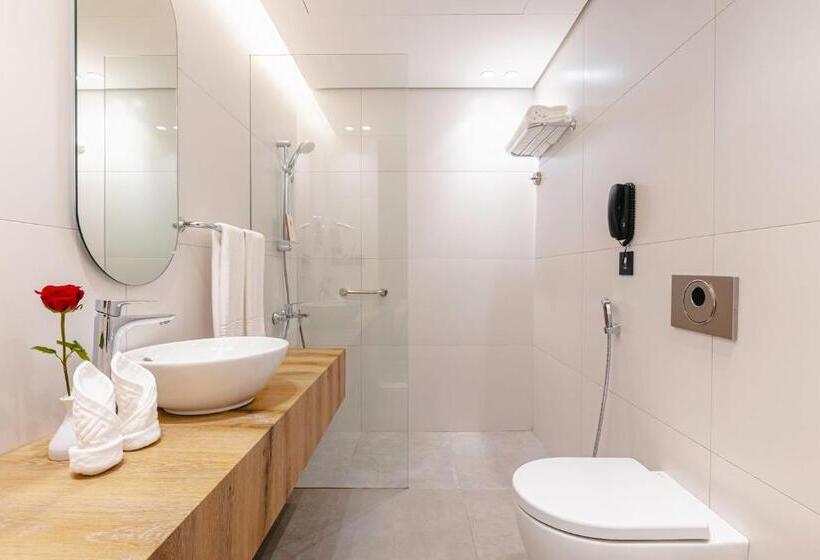 经典四人房间, Assaafa