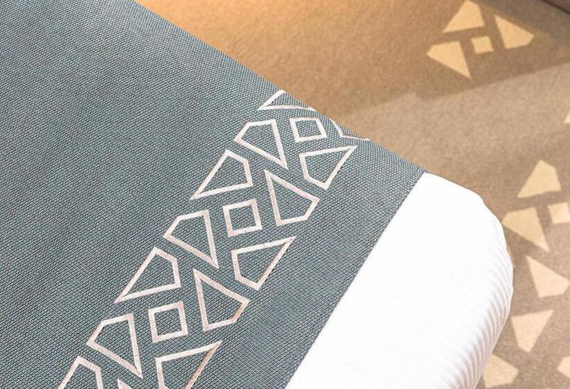 经典四人房间, Assaafa