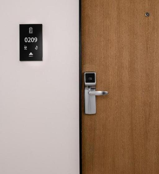 带大床的标准间, Assaafa