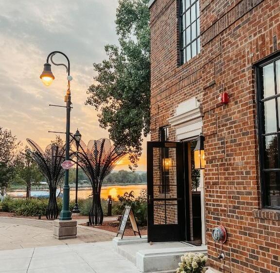 Люкс Вид на Сад, Hatchery Riverside Hotel & Event Venue