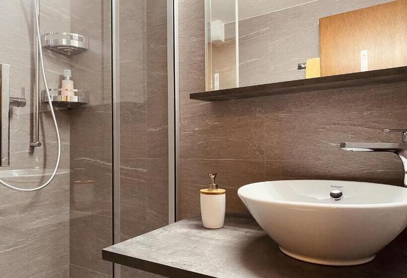 דירת שני חדרים, Capricorn