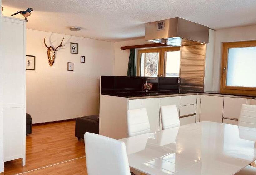 דירת שני חדרים, Capricorn