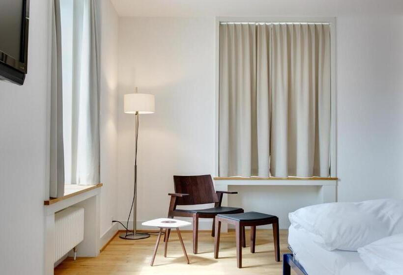 标准三人间, Im Schlosspark