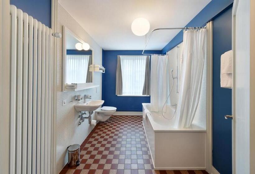 标准三人间, Im Schlosspark