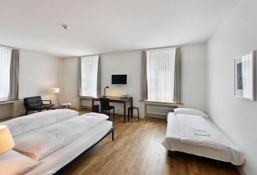 标准三人间, Im Schlosspark