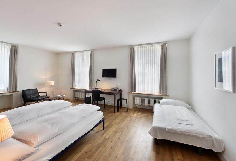 标准三人间, Im Schlosspark