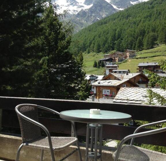 家庭间, La Collina