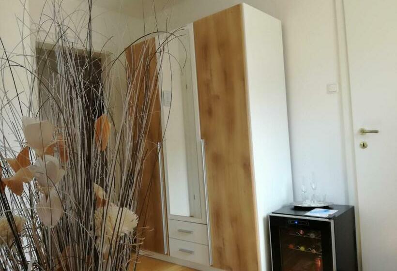 جناح مزوَّد بشرفة, Landhaus Semmering