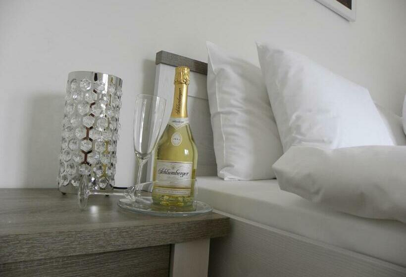 جناح مزوَّد بشرفة, Landhaus Semmering