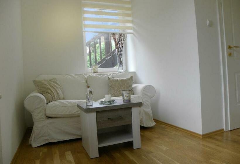 جناح مزوَّد بشرفة, Landhaus Semmering