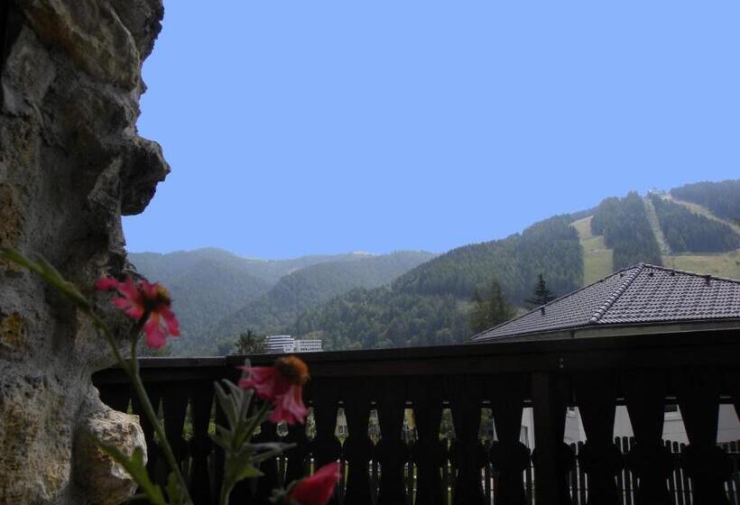 جناح مزوَّد بشرفة, Landhaus Semmering