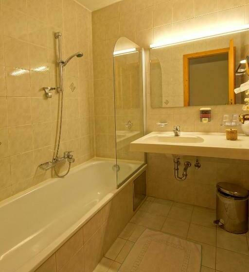 חדר משפחתי, Restaurant Das Rössl