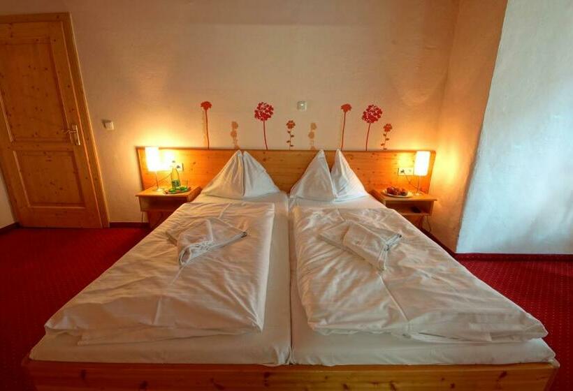 חדר משפחתי, Restaurant Das Rössl