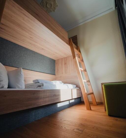 חדר משפחתי, Restaurant Das Rössl